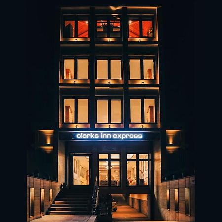 Clarks Inn Express, Dehradun Exteriör bild