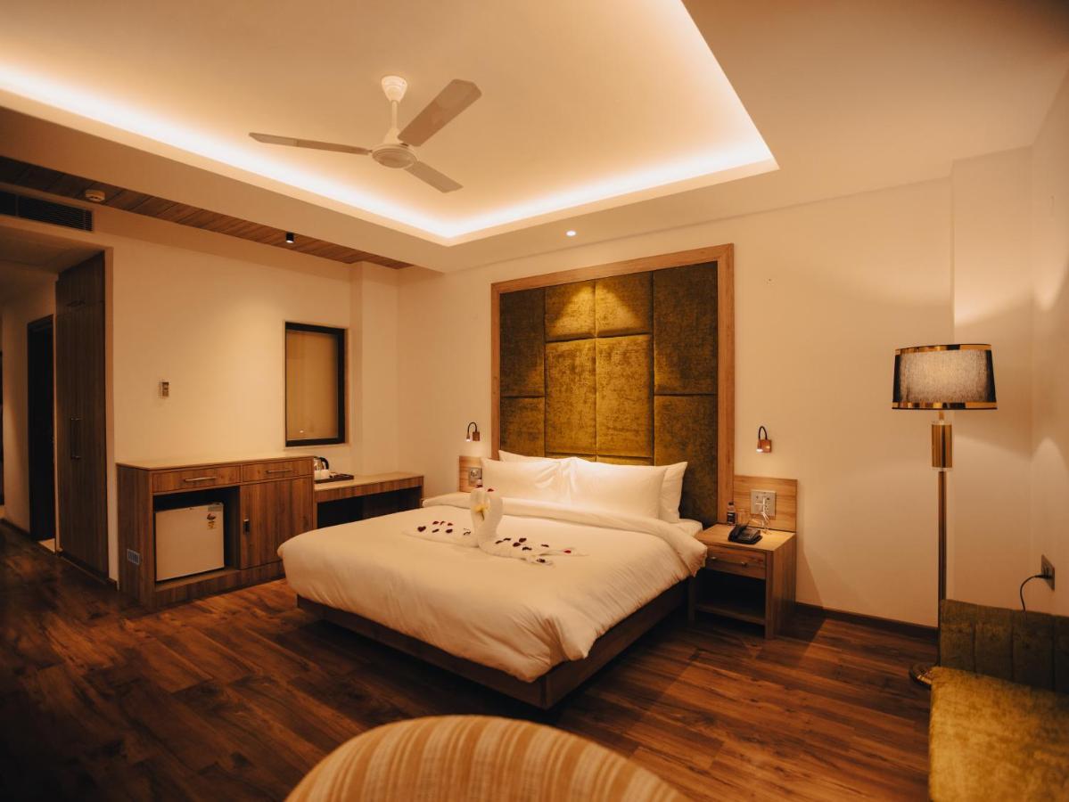 Clarks Inn Express, Dehradun Exteriör bild
