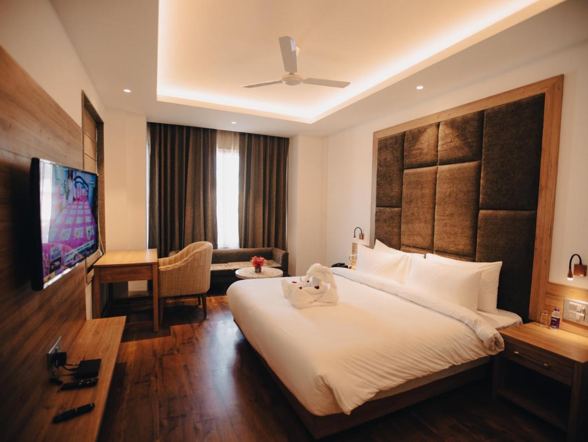 Clarks Inn Express, Dehradun Exteriör bild