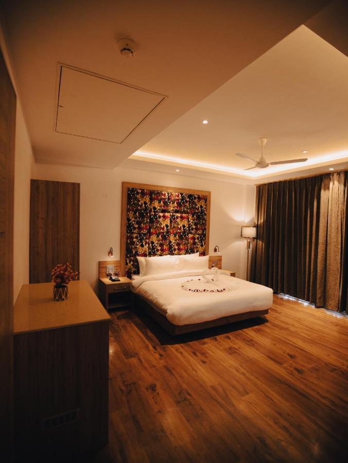Clarks Inn Express, Dehradun Exteriör bild