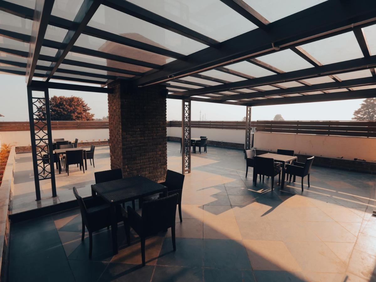 Clarks Inn Express, Dehradun Exteriör bild