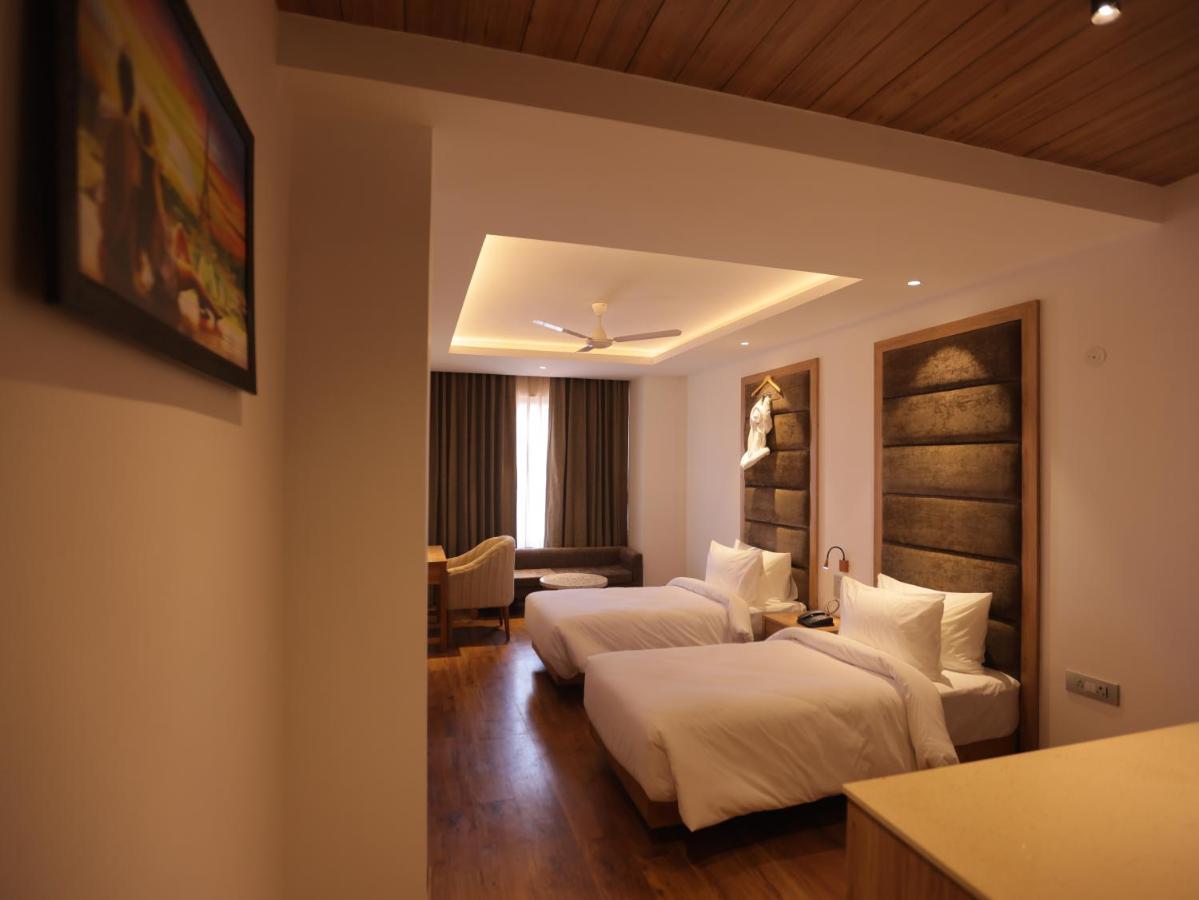 Clarks Inn Express, Dehradun Exteriör bild