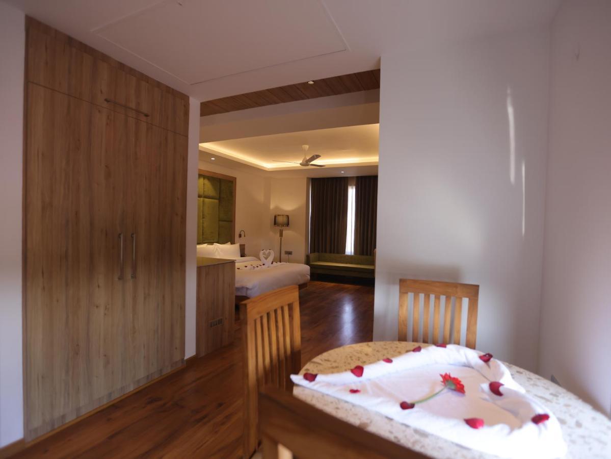 Clarks Inn Express, Dehradun Exteriör bild