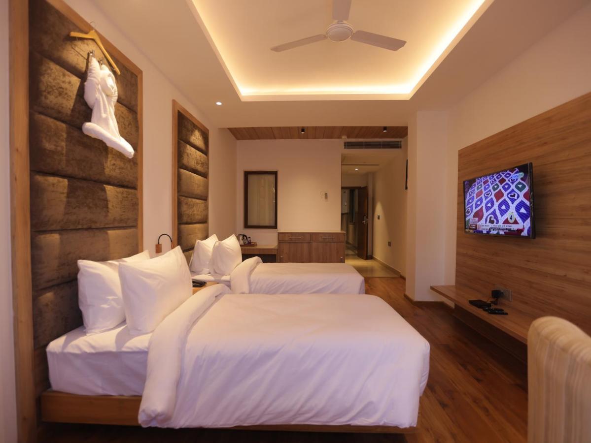 Clarks Inn Express, Dehradun Exteriör bild